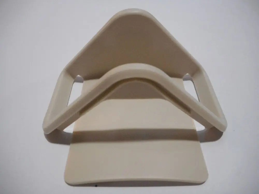 Handgriff in heller Farbe, möglicherweise von Remeha, mit einer geformten Struktur zur Unterstützung oder als Halterung. Neutraler Hintergrund.